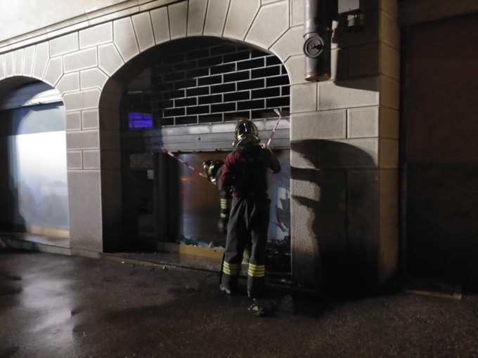 Incendio in pizzeria, Vigili del fuoco in azione