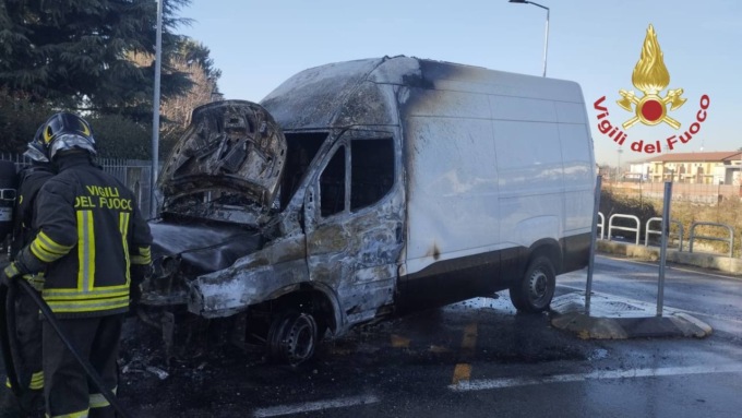 Furgone in fiamme a Cologno, Vigili del fuoco in azione