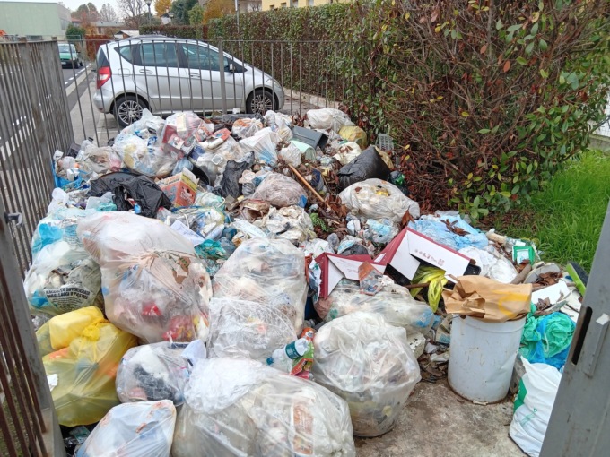 Una discarica abusiva all’ingresso di casa, i condomini: “Non possiamo vivere così”