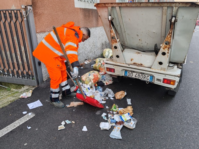 La raccolta puntuale va a singhiozzo: scattano i controlli sui sacchi in strada