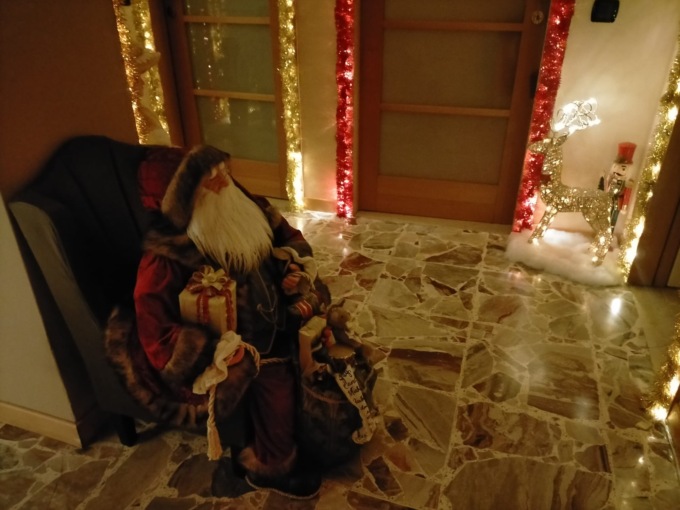Una casa trasformata in un villaggio di Natale