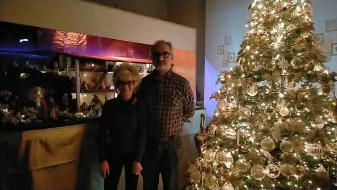 Le feste, che passione… e una coppia trasforma la casa in un villaggio di Natale