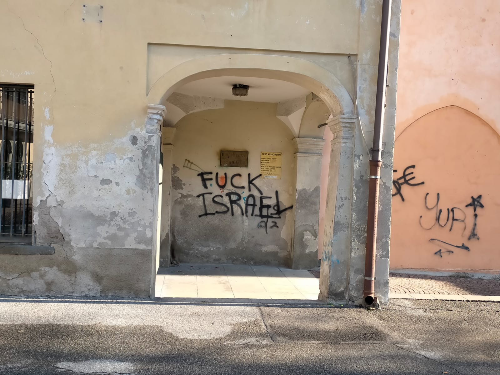 Martinengo Vandalismi e una scritta contro Israele  alla sede Anpi
