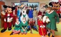 Supereroi e Babbi Natale in pediatria regalano sorrisi e dolcezza
