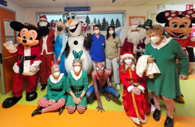 Supereroi e Babbi Natale in pediatria regalano sorrisi e dolcezza