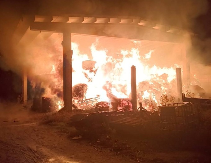 Fiamme nella notte, brucia un fienile