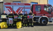 Pompieri dal cuore d'oro in visita con doni per i bimbi in ospedale