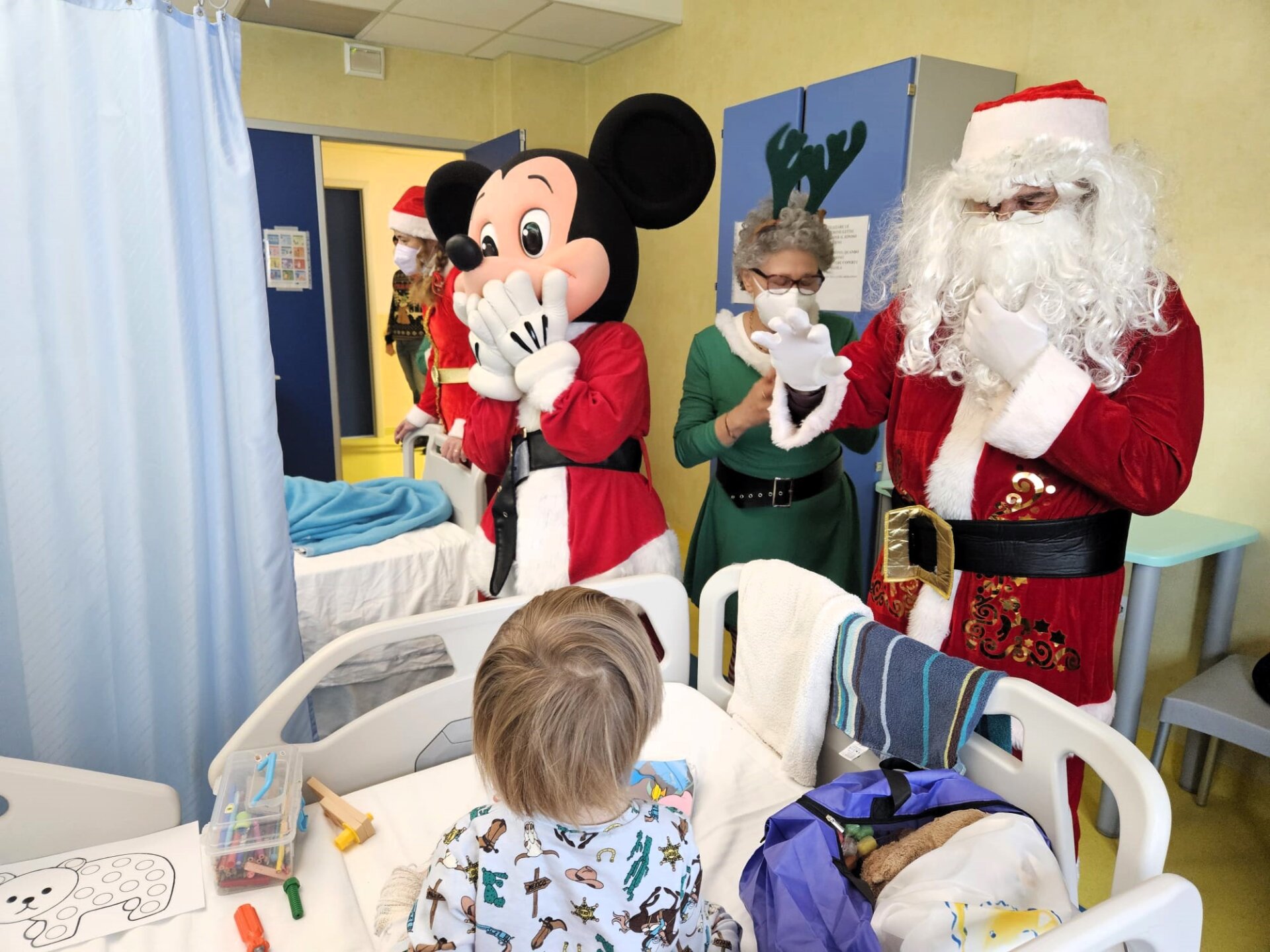 Crema Supereroi e Babbi Natale in pediatria al Maggiore