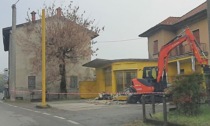 Addio a un pezzo di storia di Brignano, si smantella il distributore "Da Tino"