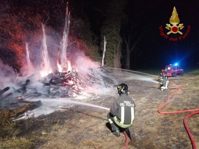 Incendio nel Parco dell’Oglio, in fiamme una catasta di legno
