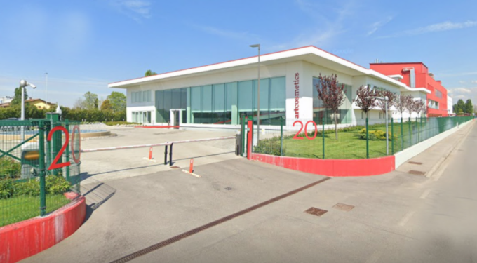 Fallisce il colpo alla Art Cosmetics, banda di ladri messa in fuga da una guardia giurata