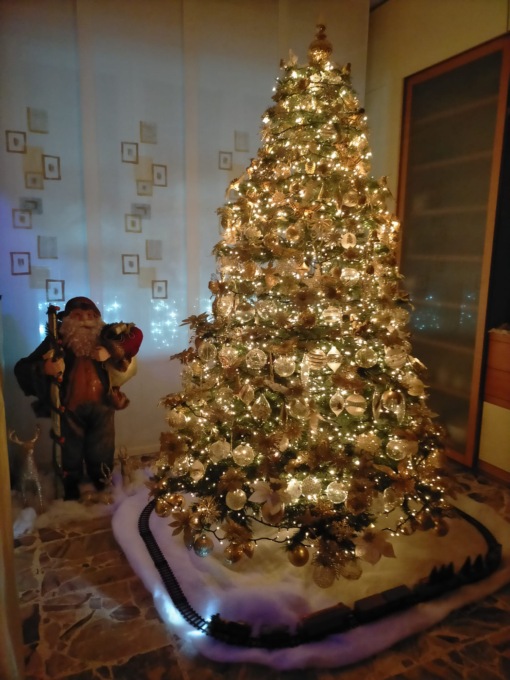 Una casa trasformata in un villaggio di Natale