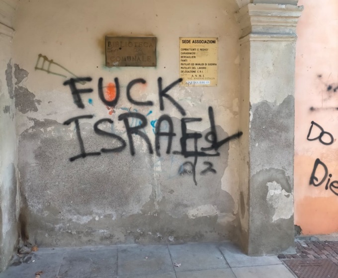 Alla sede Anpi vandalismi e una scritta contro Israele