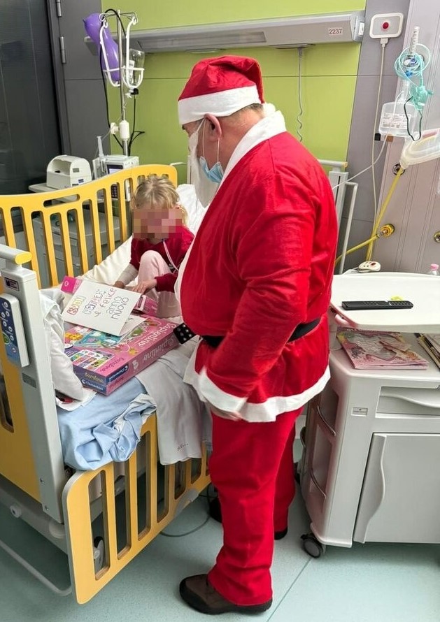 Martinengo Il Bagaglino porta il Natale ai paziento del reparto oncoematologico pediatrico del Papa Giovanni XXIII