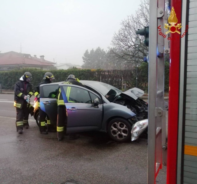 Con l’auto contro un muro, ferito un 49enne a Bariano