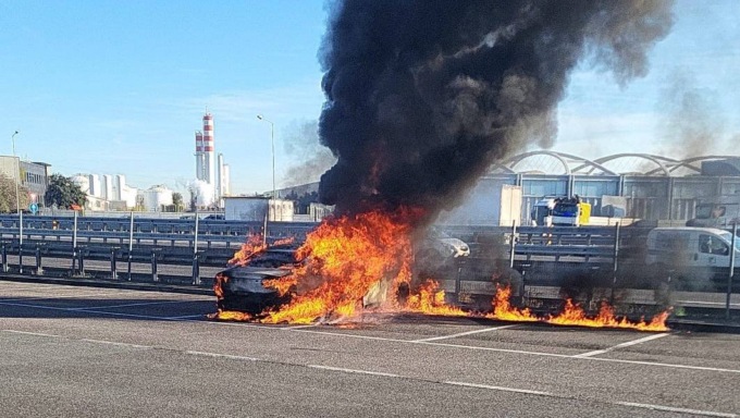 Auto in fiamme all’Autogrill di Osio, le immagini del pompieri in azione