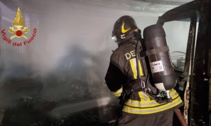 Incendio in un'abitazione, a fuoco anche un furgone