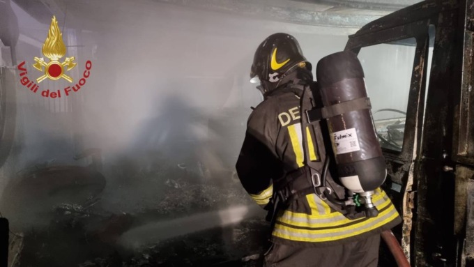 Incendio in un’abitazione, a fuoco anche un furgone