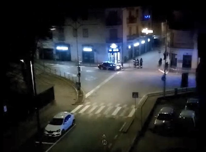 Fanno saltare il bancomat e fuggono col bottino