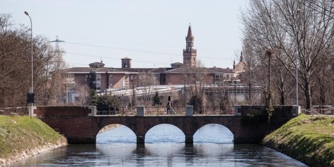 Mostra i genitali e si masturba per strada: denunciato