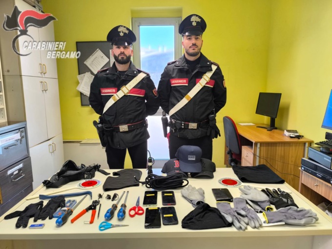 Viaggiavano su un Suv rubato in Germania, arrestati per ricettazione