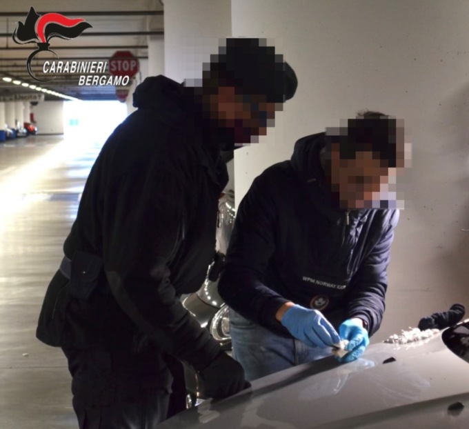 Due arresti per spaccio, in auto 90 grammi di cocaina