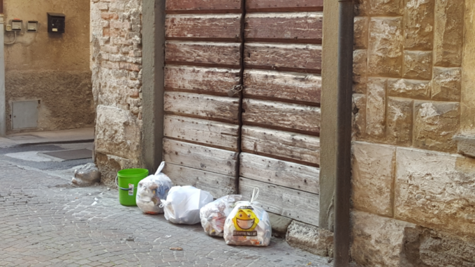 Pizzicato a non differenziare, ripulisce la strada sotto l’occhio vigile della Polizia Locale