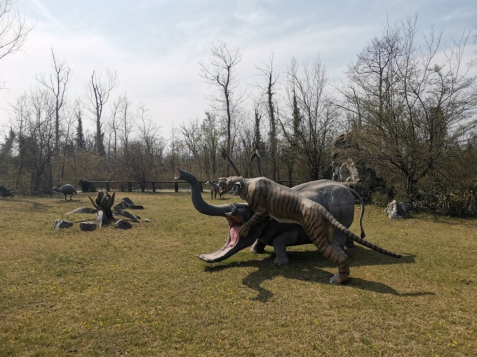 Col trenino del Parco della Preistoria per derubare il bar, denunciato un 18enne