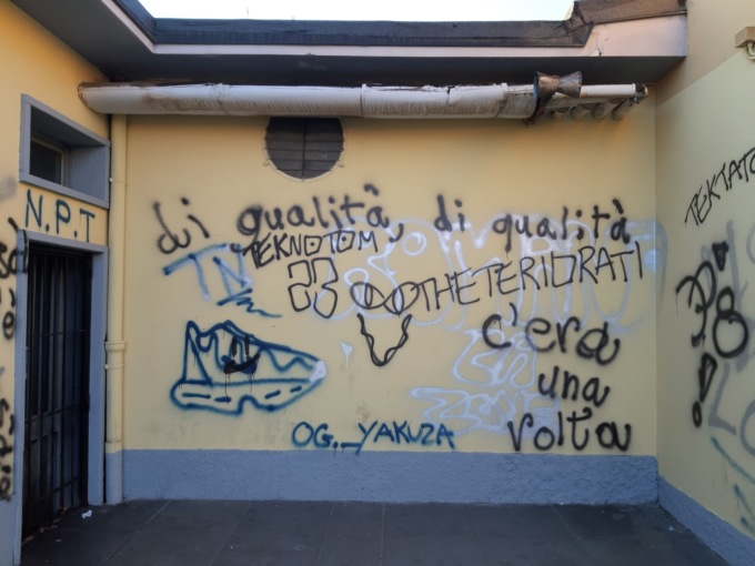 Vandali imbrattano la stazione dei treni