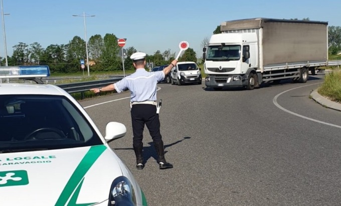 Cocaina e hashish in auto e a casa: arrestato 27enne con precedenti per spaccio