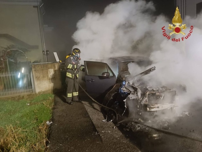 Auto in fiamme, arrivano i pompieri