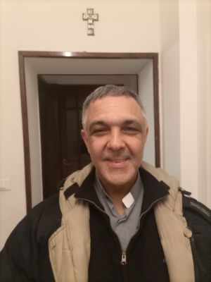 “Cucù” invece di “Gesù” e una donna nel presepe al posto di Giuseppe: don Alessandro Giannattasio tuona dal pulpito nell’omelia natalizia