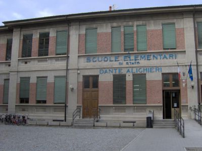 La petizione dei genitori: “Rimuovere la ghiaia dal cortile della scuola, è pericolosa”
