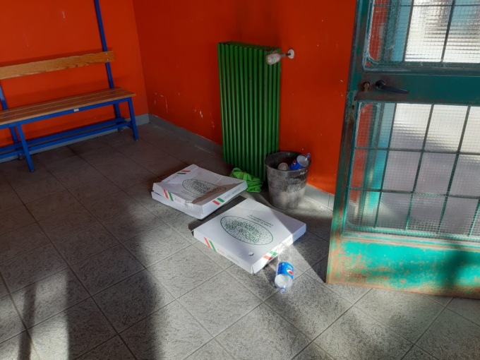 Rifiuti e sporcizia, quando lo spogliatoio dello stadio diventa il “salotto privato” di una squadra