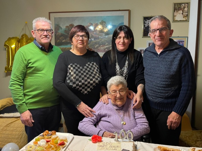 Auguri a Stella Reghenzi, cent’anni e sette vite come i gatti