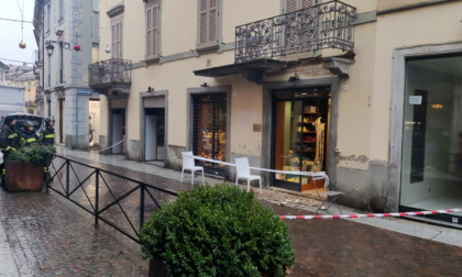 In via Roma furgone abbatte mezzo balcone, strada chiusa