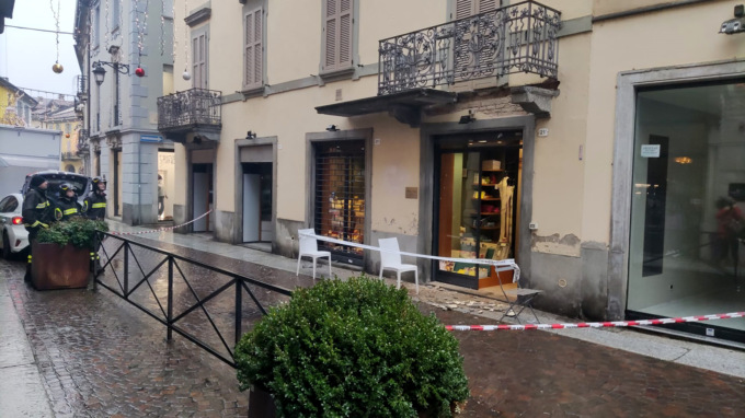 In via Roma furgone abbatte mezzo balcone, strada chiusa