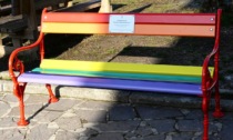 In ricordo di Stefy Rossini, inaugurata a scuola una panchina arcobaleno