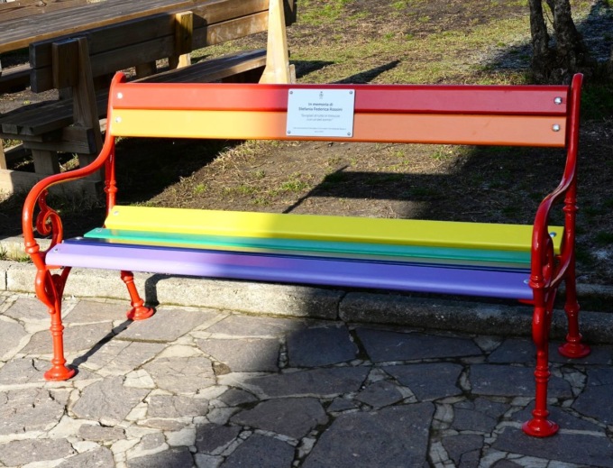 In ricordo di Stefy Rossini, inaugurata a scuola una panchina arcobaleno