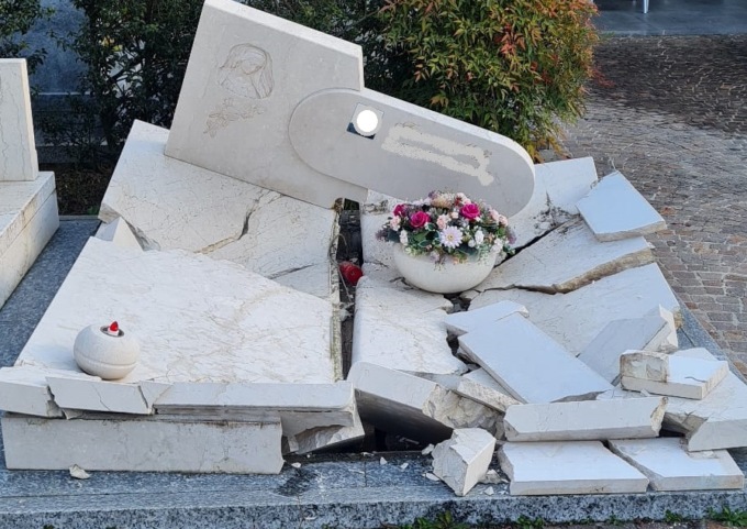 Paura al cimitero dove un’esplosione ha mandato in frantumi una tomba