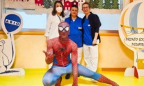 Spiderman porta sorrisi e super poteri ai bimbi ricoverati in Pediatria