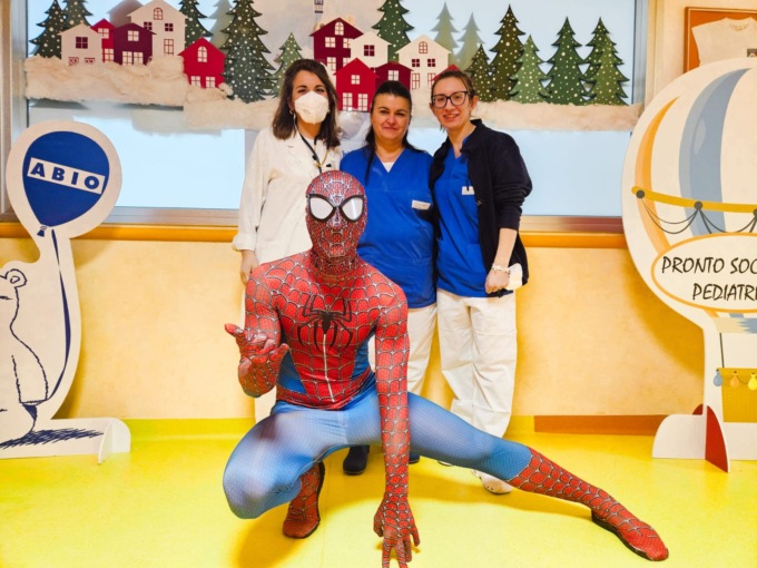 Spiderman porta sorrisi e super poteri ai bimbi ricoverati in Pediatria