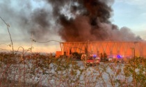 Imponente incendio a Cavenago, fiamme e densa colonna di fumo dalla Planet Farms