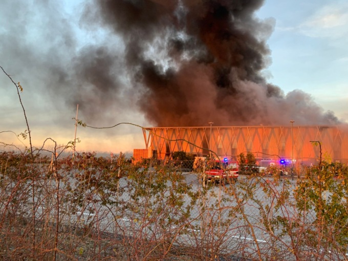 Imponente incendio a Cavenago, fiamme e densa colonna di fumo dalla Planet Farms