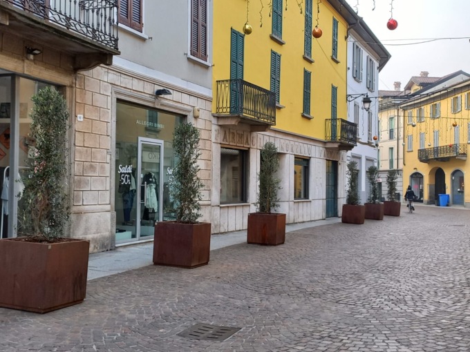 Il centro di Treviglio si rifà il look con le nuove fioriere