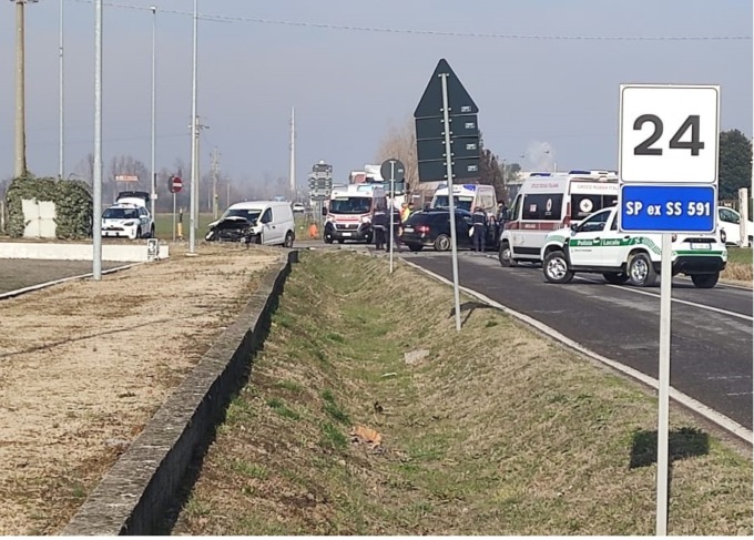 Schianto all’incrocio a Fornovo, tre feriti