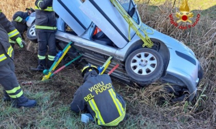 Sbanda in tangenziale e finisce nel fosso, attimi di paura per una 69enne