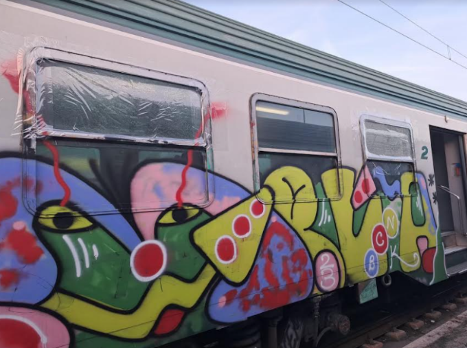 Un altro treno vandalizzato, questa volta sulla linea Bergamo-Milano