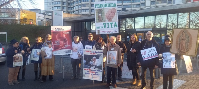 Presidio anti-abortista davanti all’ospedale di Treviglio, scoppia la polemica