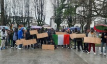 Profughi in protesta davanti al Municipio, il sindaco: "Un carico sociale che la città non può sostenere"